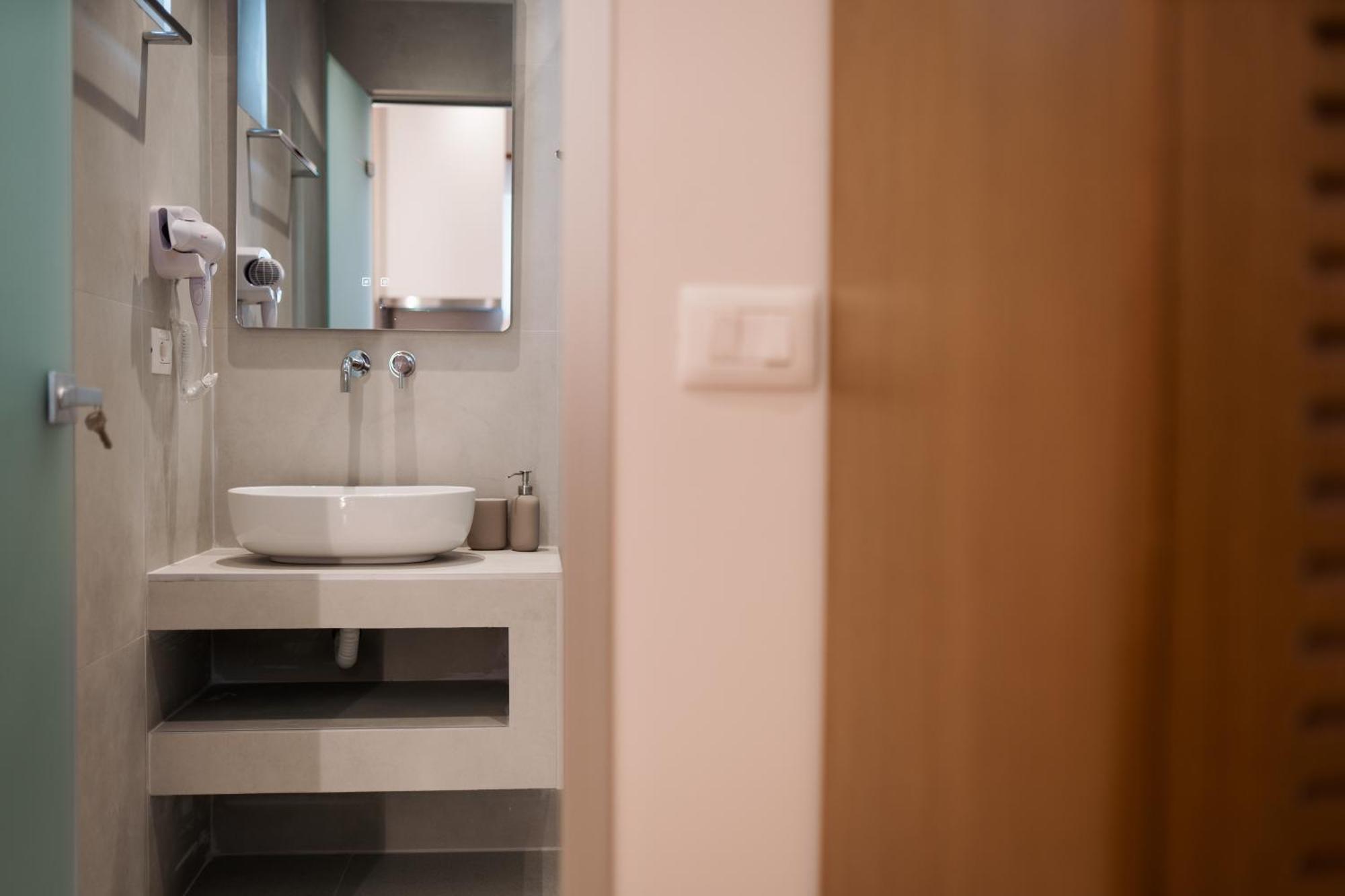 Stefaneli Aparthotel Himare
